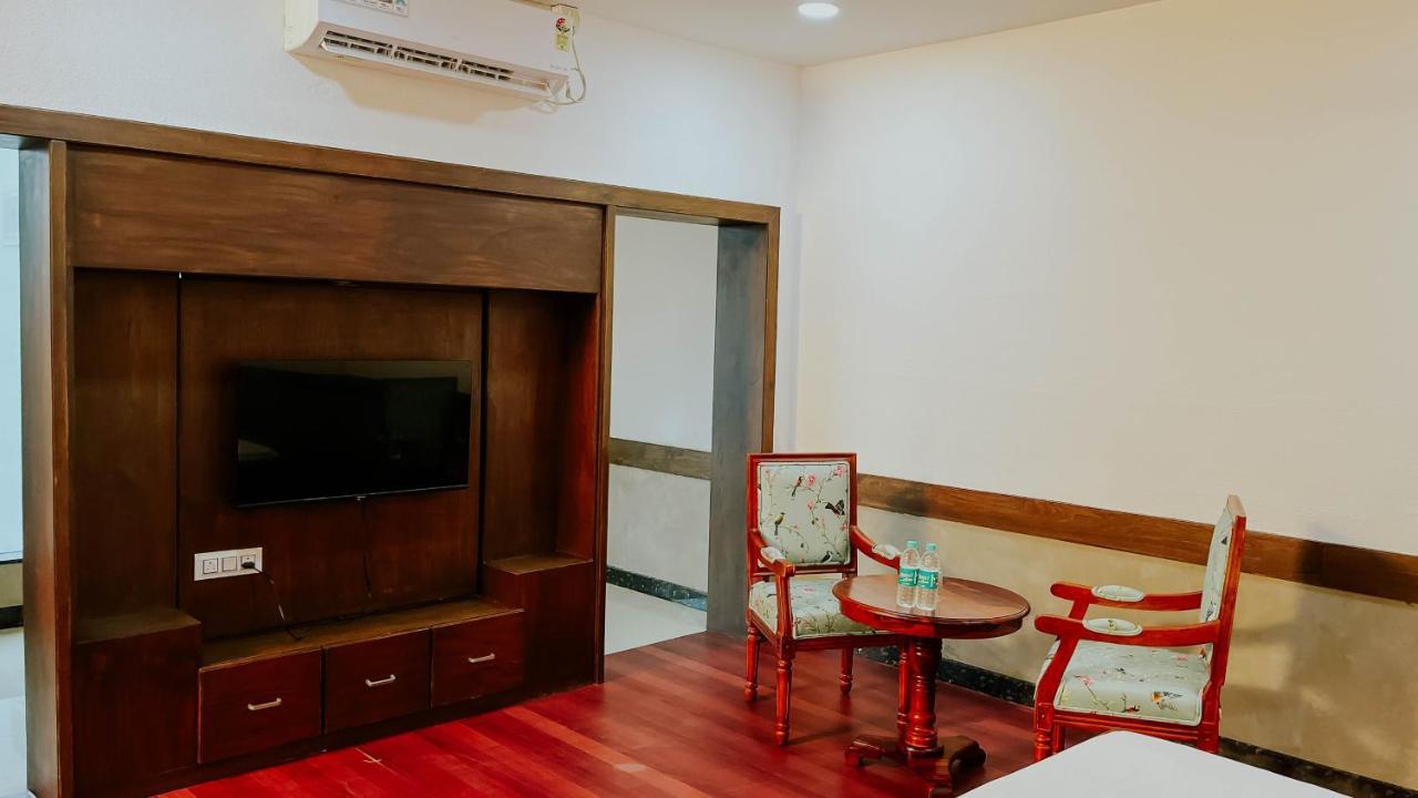 Hotel Tirth By Sonu'S Ujjain Bagian luar foto