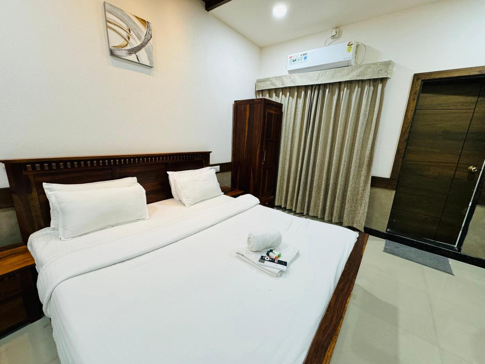Hotel Tirth By Sonu'S Ujjain Bagian luar foto