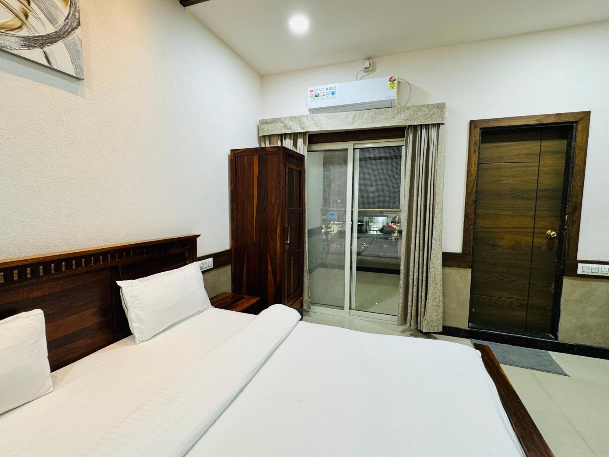 Hotel Tirth By Sonu'S Ujjain Bagian luar foto
