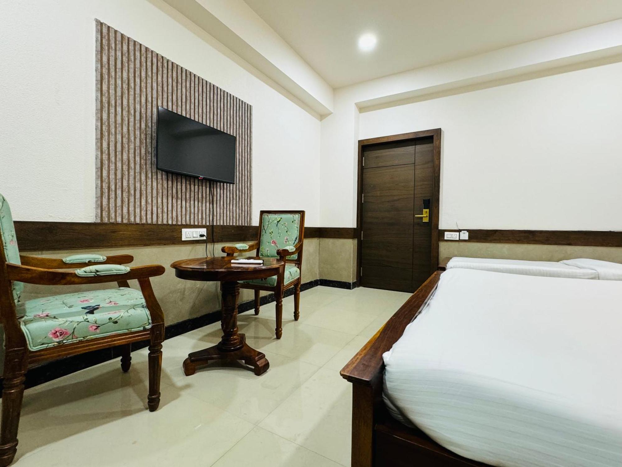 Hotel Tirth By Sonu'S Ujjain Bagian luar foto