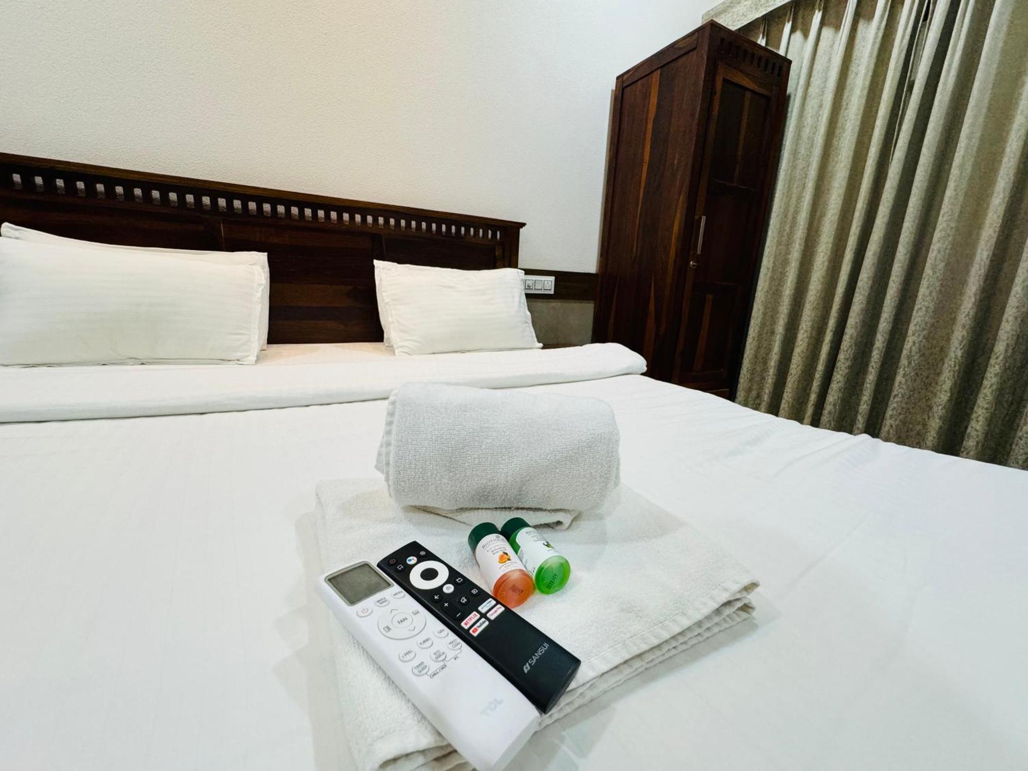 Hotel Tirth By Sonu'S Ujjain Bagian luar foto