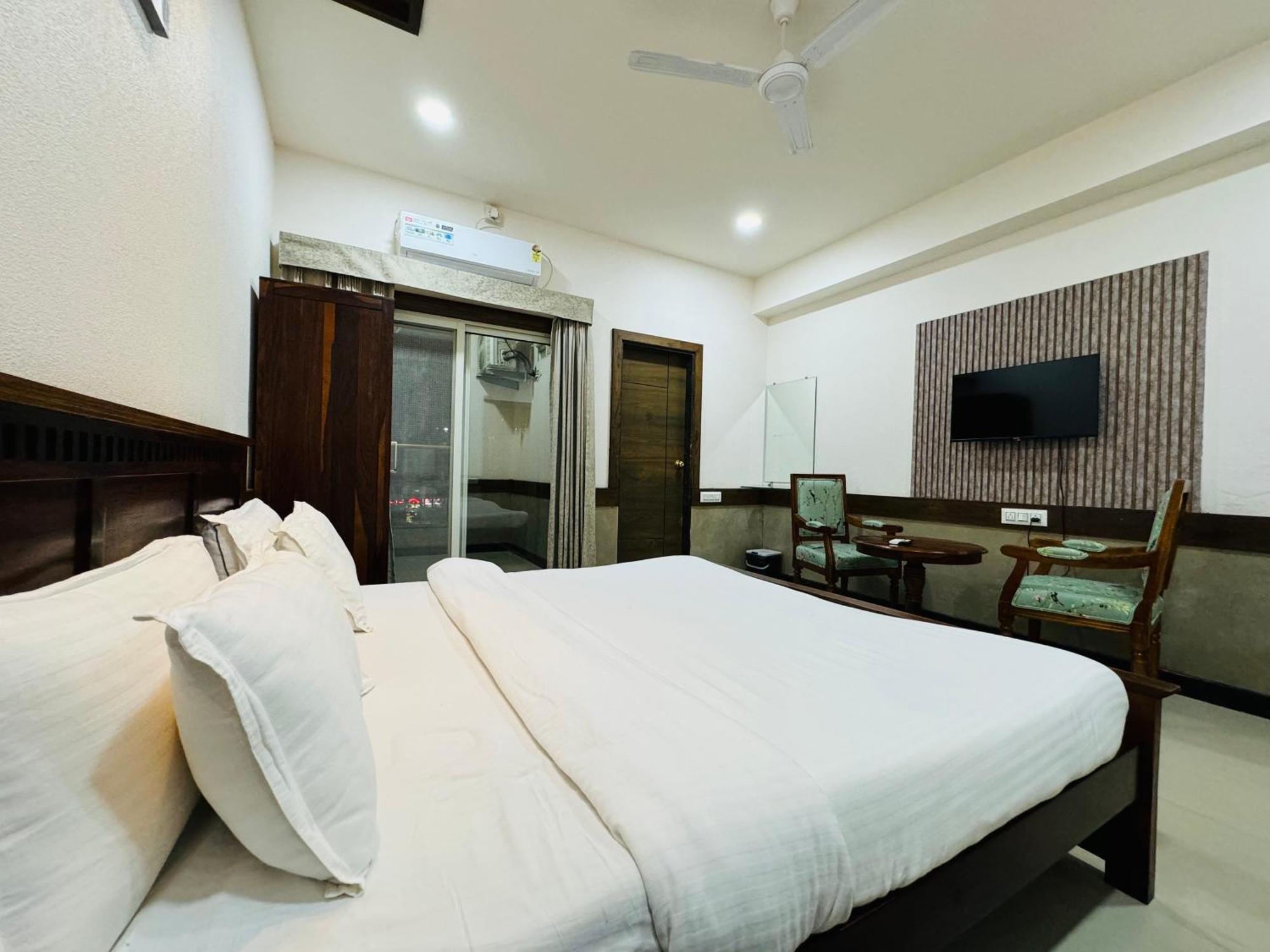 Hotel Tirth By Sonu'S Ujjain Bagian luar foto