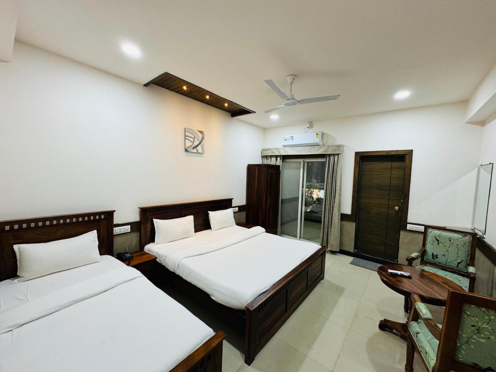 Hotel Tirth By Sonu'S Ujjain Bagian luar foto