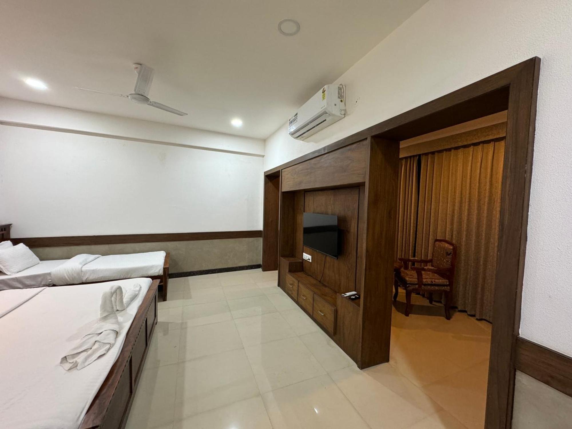 Hotel Tirth By Sonu'S Ujjain Bagian luar foto