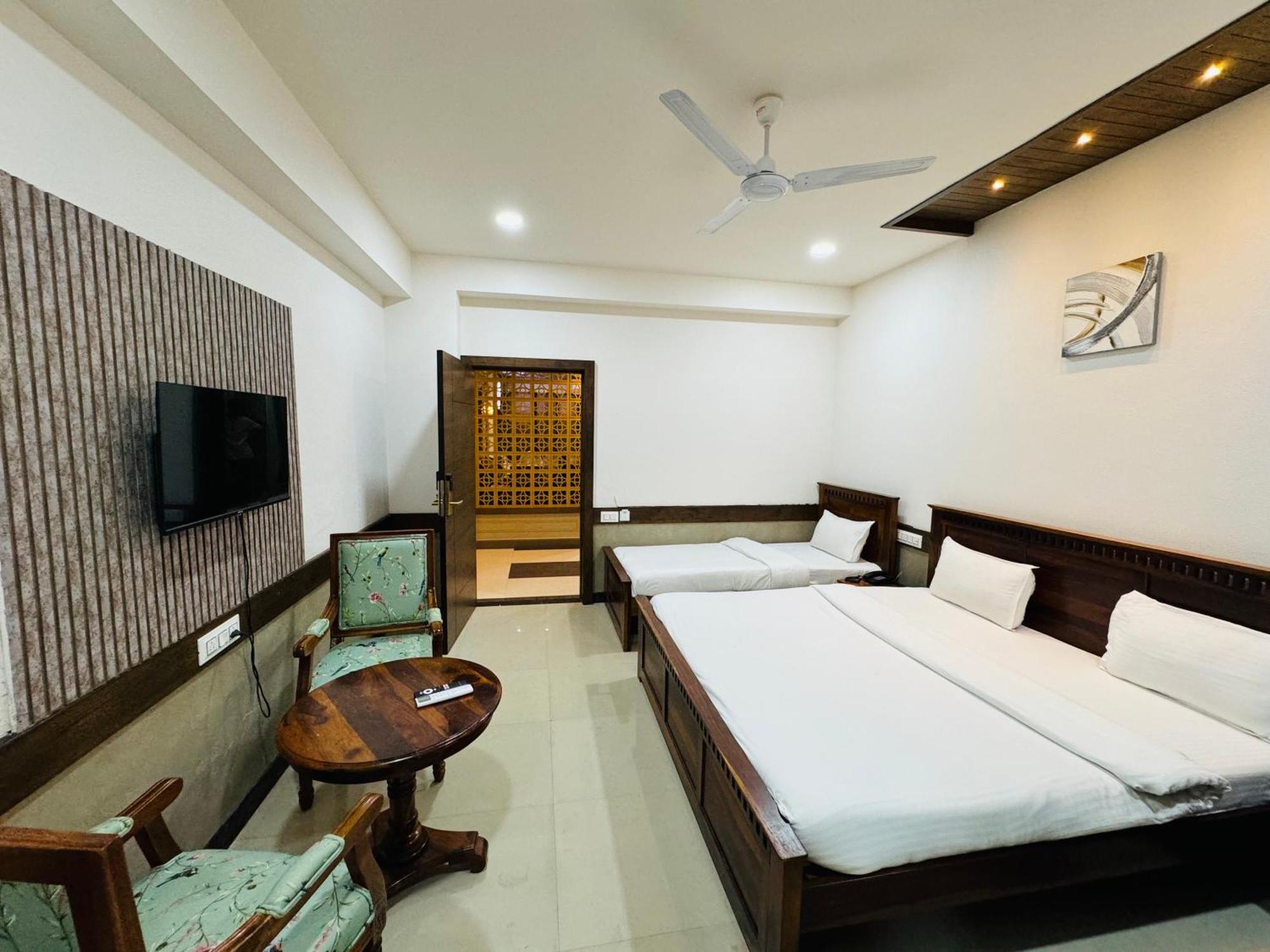 Hotel Tirth By Sonu'S Ujjain Bagian luar foto
