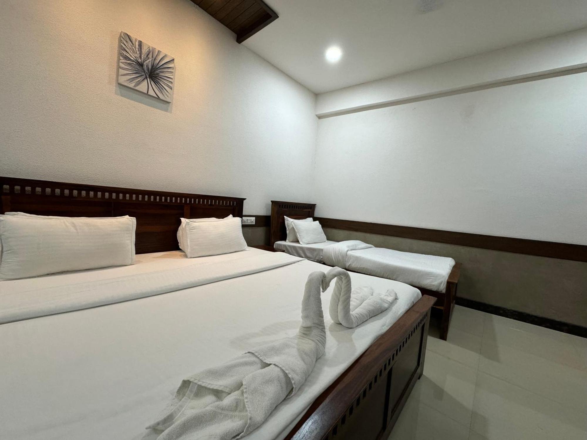 Hotel Tirth By Sonu'S Ujjain Bagian luar foto