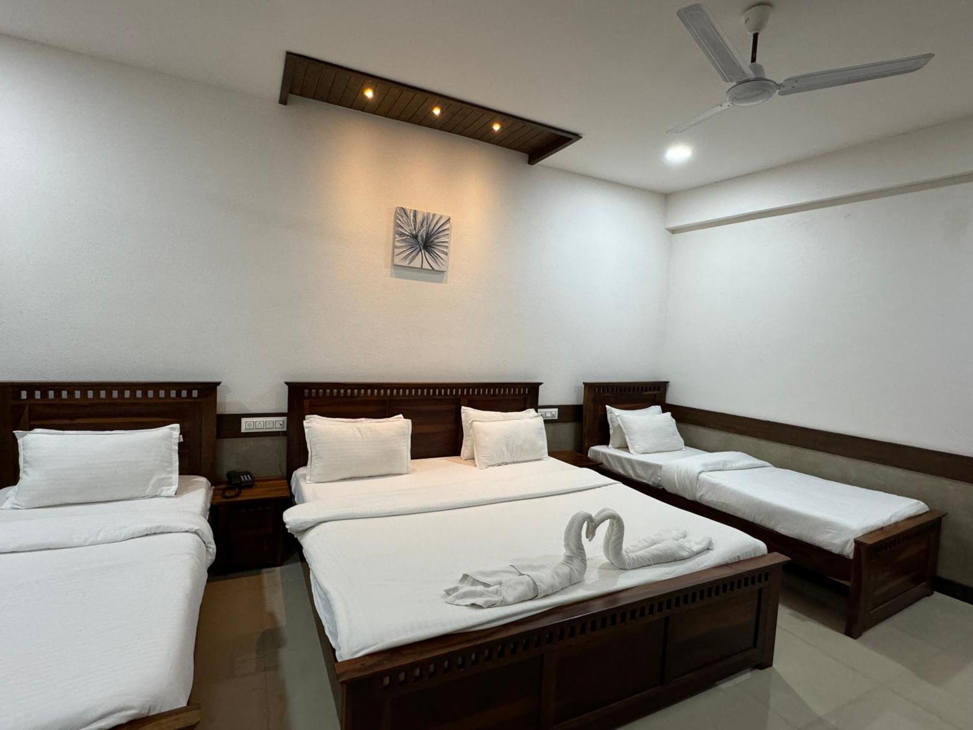 Hotel Tirth By Sonu'S Ujjain Bagian luar foto